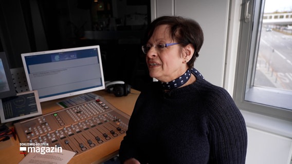 Eine Frau spricht in einem Radiostudio, es ist Franziska Schubert-Suffrian vom Verband Evangelischer Kindertageseinrichtungen © NDR Foto: NDR Screenshot