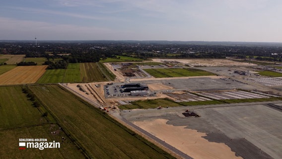 Eine Luftbildaufnahme der Baustelle der Firma Northvolt in Heide © NDR Foto: NDR Screenshot