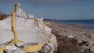 Ein Sandsack an einem Strand © NDR Foto: NDR Screenshot