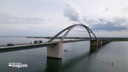 Eine Aufnahme der Fehmarnsundbrücke während einiger Sanierungsarbeiten © NDR Foto: NDR Screenshot