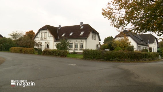 Einige weiße Häuser an einer Straße in einem Dorf © NDR Foto: NDR Screenshot