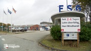 Der Eingang zur FSG-Werft in Flensburg, davor ein Schild mit der Aufschrift: "Seit 24 Tagen Lohn überfällig, Herr Windhorst!" © NDR Foto: Tobias Gellert