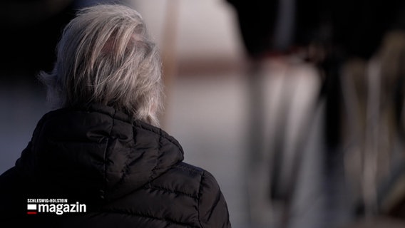 Ein Mann, der nicht erkannt werden will, steht mit dem Rücken zur Kamera © NDR Foto: NDR Screenshot