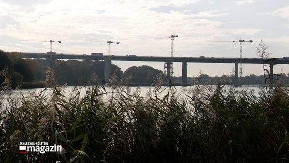 Eine Totale der im Bau gefindlichen, neuen Rader Hochbrücke © NDR Foto: NDR Screenshot