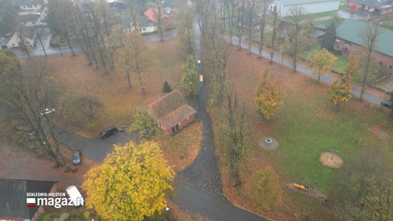 Eine Luftbildaufnahme des Dorfplatzes von Leezen. © NDR Foto: NDR Screenshot