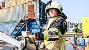 Eine Frau bei einem Feuerwehreinsatz © NDR Foto: NDR Screenshot