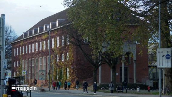 Eine Außenaufnahme des ehemaligen Bundesbank-Gebäudes in Lübeck. © NDR Foto: NDR Screenshot