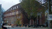 Eine Außenaufnahme des ehemaligen Bundesbank-Gebäudes in Lübeck. © NDR Foto: NDR Screenshot