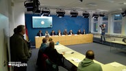 Minister und Richter bei einer Pressekonferenz im Landeshaus von Schleswig-Holstein © NDR Foto: NDR Screenshot