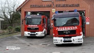 Zwei Feuerwehrfahrzeuge vor einer Wache © NDR Foto: NDR Screenshot