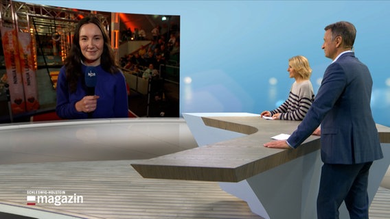 NDR--Reporterin Lisa Synowksi während einer Schalte in das SHMag-Studio mit Marie-Luise Bram und Gerrit Derkowski © NDR Foto: NDR Screenshot