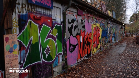 Eine Reihe von Graffiti an einer Wand © NDR Foto: NDR Screenshot