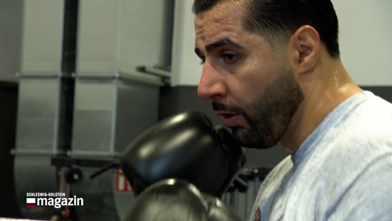 Ein Boxer beim Training an einem Sandsack © NDR Foto: NDR Screenshot