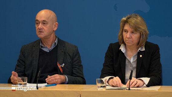 Patrick Reimund, Geschäftsführer der Krankenhausgesellschaft und Kerstin von der Decken (CDU), Gesundheitsministerin von SH, bei einer Landespressekonferenz © NDR Foto: NDR Screenshot