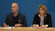 Patrick Reimund, Geschäftsführer der Krankenhausgesellschaft und Kerstin von der Decken (CDU), Gesundheitsministerin von SH, bei einer Landespressekonferenz © NDR Foto: NDR Screenshot