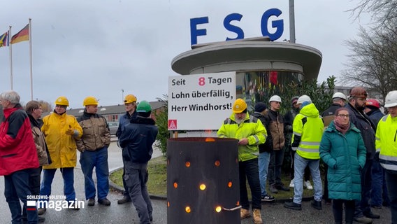 Beschäftigte der FSG demonstrieren vor dem Haupteingang zum Werftgelände © NDR Foto: NDR Screenshot