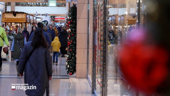 Eine Einkaufspassage in der Weihnachtszeit © NDR Foto: NDR Screenshot