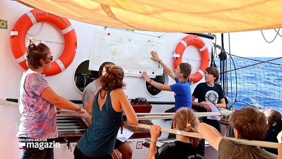 Mehrere Personen auf einem Schiff © NDR Foto: NDR Screenshot