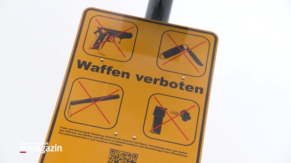 Ein Schild weisst auf ein Verbot von Waffen hin © NDR Foto: NDR Screenshot