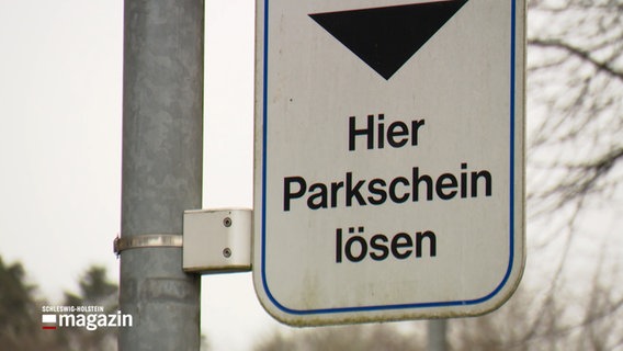 Ein Hinweisschild für einen Parkscheinautomaten. © NDR Foto: NDR Screenshot