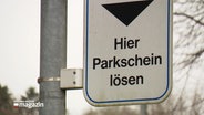 Ein Hinweisschild für einen Parkscheinautomaten. © NDR Foto: NDR Screenshot