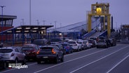 Pkw stehen im Hafen von Dagebüll. © NDR Foto: NDR Screenshot