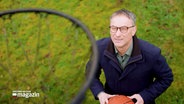 Ein Mann mit einem Ball vor einem Basketballkorb © NDR Foto: NDR Screenshot