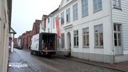 Ein Umzugslastwagen steht vor dem Wenzel-Hablik-Museum in Itzehoe © NDR Foto: NDR Screenshot