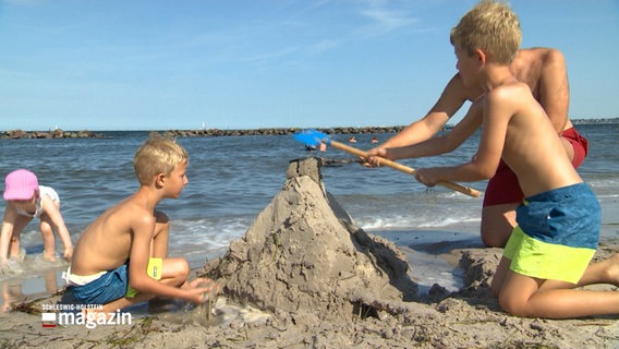 Kinder bauen an einem Strand eine Sandburg © NDR Foto: NDR Screenshot