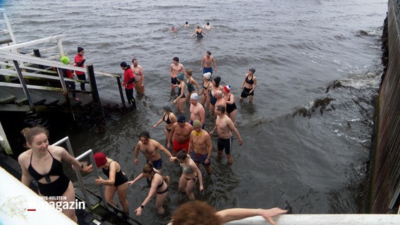 Mehrere Menschen beim "Anbaden" an Neujahr © NDR Foto: NDR Screenshot