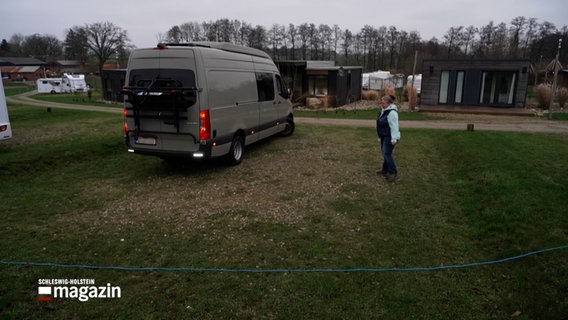 Auf einem Campingplatz wird ein Wohnmobil eingewiesen © NDR Foto: NDR Screenshot