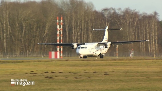 Ein Flugzeug auf einer Landebahn © NDR Foto: NDR Screenshot