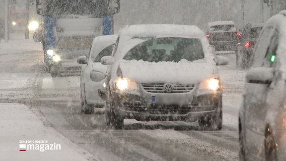 Mit Schnee bedeckte Autos fahren auf einer Straße © NDR Foto: NDR Screenshot