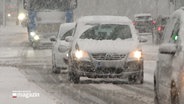 Mit Schnee bedeckte Autos fahren auf einer Straße © NDR Foto: NDR Screenshot