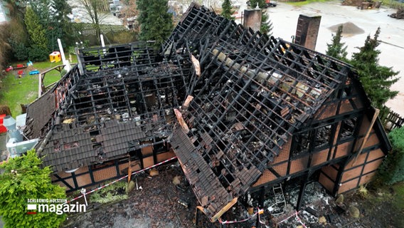 Die Überreste eines abgebrannten Fachwerkhauses © NDR Foto: NDR Screenshot