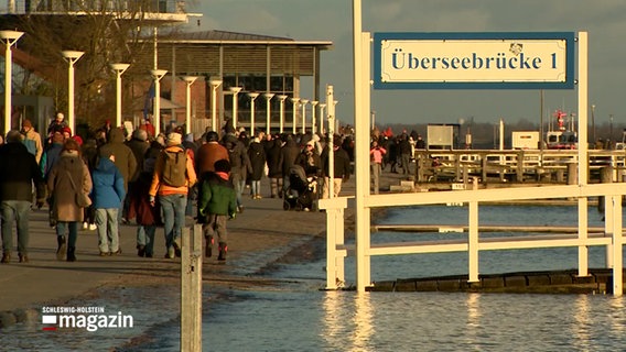 In Travemünde steigt das Wasser der Ostsee über die Kaimauer © NDR Foto: NDR Screenshot