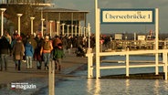 In Travemünde steigt das Wasser der Ostsee über die Kaimauer © NDR Foto: NDR Screenshot