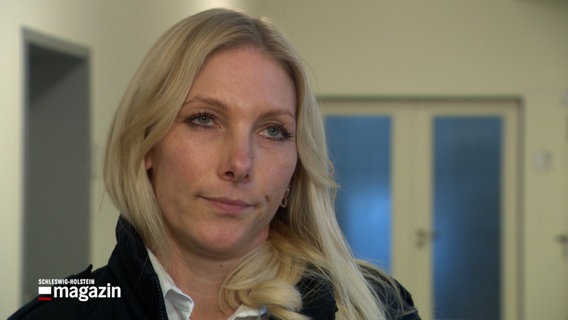 Stephanie Lage von der Polizei Kiel gibt ein Interview © NDR Foto: NDR Screenshot