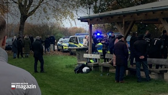 Streifenwagen am Rande eines Amateurfußballspiels © NDR Foto: NDR Screenshot