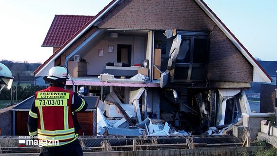 Ein Haus mit einer herrausgesprengten Seitenwand © NDR Foto: NDR Screenshot