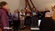 Mehrere Personen bei einer Chorprobe © NDR Foto: NDR Screenshot