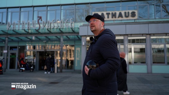 NDR-Reporter Philipp Eggers vor dem Rathaus in Pinneberg © NDR Foto: NDR Screenshot