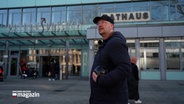 NDR-Reporter Philipp Eggers vor dem Rathaus in Pinneberg © NDR Foto: NDR Screenshot