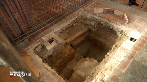 Ein Loch im Boden einer Kirche, das Ergebnis einer archäologischen Ausgrabung © NDR Foto: NDR Screenshot