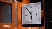 Das Innere einer Standuhr © NDR Foto: NDR Screenshot