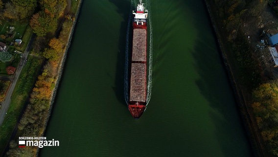 Ein Schiff fährt auf dem Nord-Ostsee-Kanal © NDR Foto: NDR Screenshot