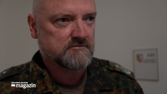 Ein Mann in einer Bundeswehruniform © NDR Foto: NDR Screenshot