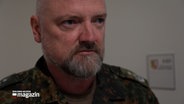 Ein Mann in einer Bundeswehruniform © NDR Foto: NDR Screenshot