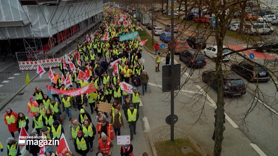 Streikende auf einer Straße in Kiel © NDR Foto: NDR Screenshot