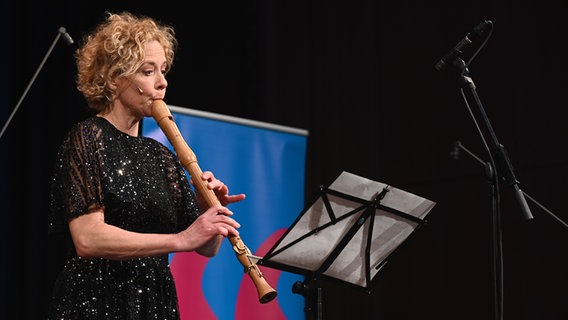 Die Schauspielerin Katja Riemann spielt Blockflöte auf der Bühne des Schleswig-Holstein Musik Festivals. © picture alliance/dpa | Horst Galuschka Foto: Horst Galuschka